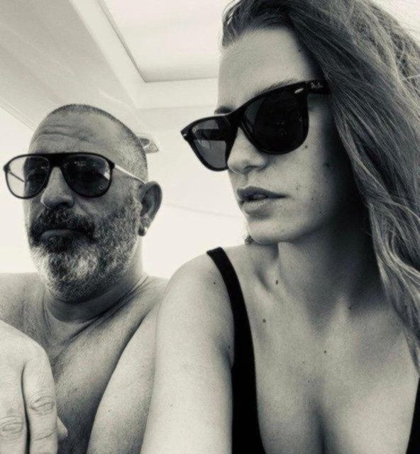 Serenay Sarıkaya'ya kıyamadı! Cem Yılmaz içkili paylaşım sonrası bakın ne yaptı - Resim: 1
