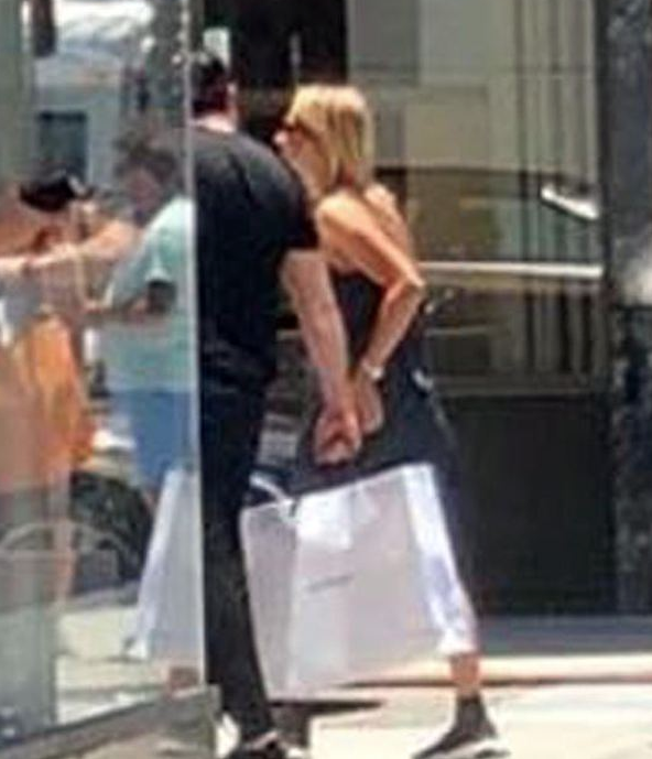 Ece Erken sevgilisiyle sarmaş dolaş yakalandı - Resim: 4