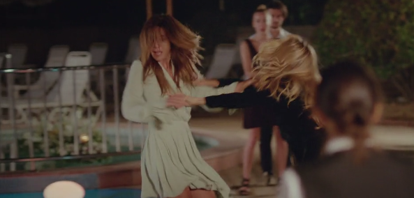 Ufak Tefek Cinayetler'de geceye damga vuran havuz sahnesinin arka planına bakın! - Resim: 1