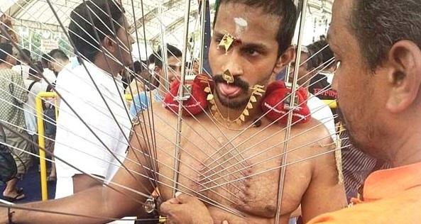 Burada insanlar vücutlarını bıçaklıyor! Nedeni ise... - Resim: 3