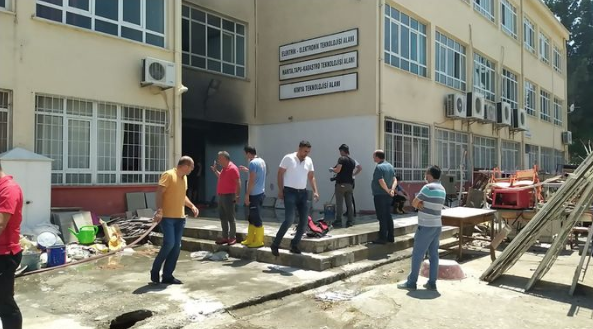 Dezenfektan üreten meslek lisesinde patlama! İki öğretmen yaralandı - Resim: 0