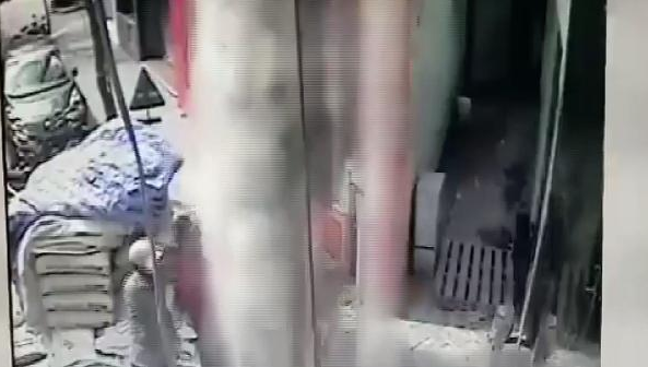 İnanılmaz olay! Kaldırımda yürürken kafasına çimento torbası düştü - Resim: 3
