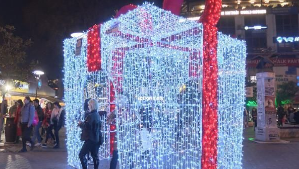 İstanbul'da yeni yıl hazırlıkları! Cadde ve sokaklar ışıl ışıl - Resim: 1
