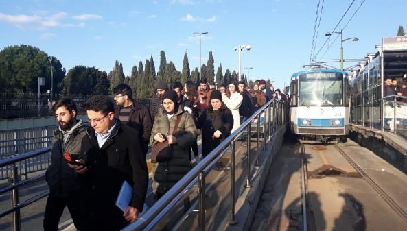 İstanbul'da tramvay seferlerinde arıza! İşe ve okullarına geç kaldılar - Resim: 1