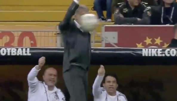 Kart isteyen Şenol Güneş'in suratına top isabet etti - Resim: 1