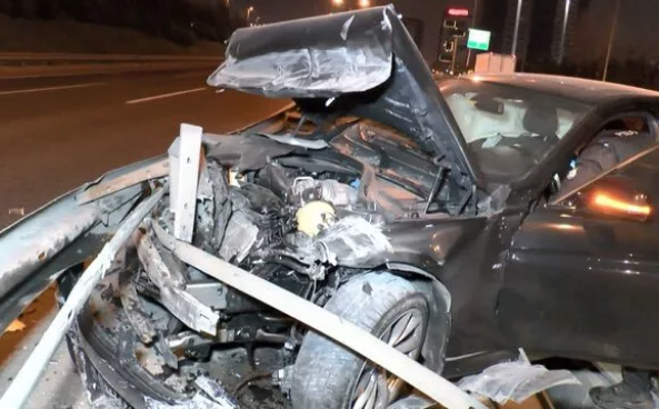 TEM'de sabah trafiğini kilitleyen kaza! Otomobil bariyere ok gibi saplandı - Resim: 3
