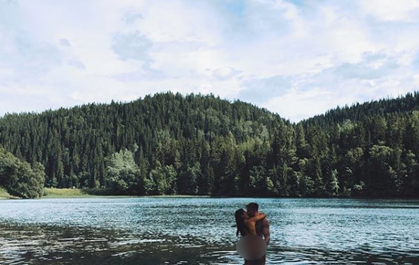 Bu fotoğraflar skandal! Ünlü futbolcu sevgilisiyle çırılçıplak - Resim: 4