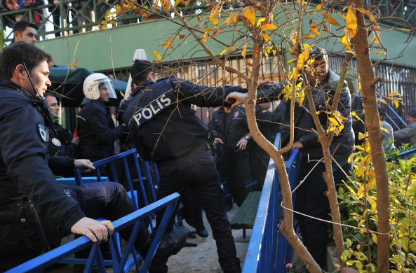 Ortalık fena karıştı! Demirlikler havada uçuştu - Resim: 3