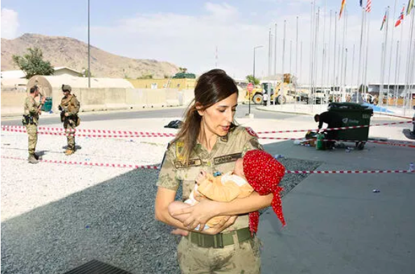 Taliban'a Türk askerinden fotoğrafla verilen en güzel cevap! Ahmet Hakan kadın askeri yazdı - Resim: 0