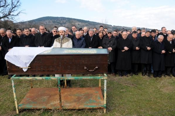 Mehmet Ali Şahin eşini gözyaşlarıyla uğurladı - Resim: 2