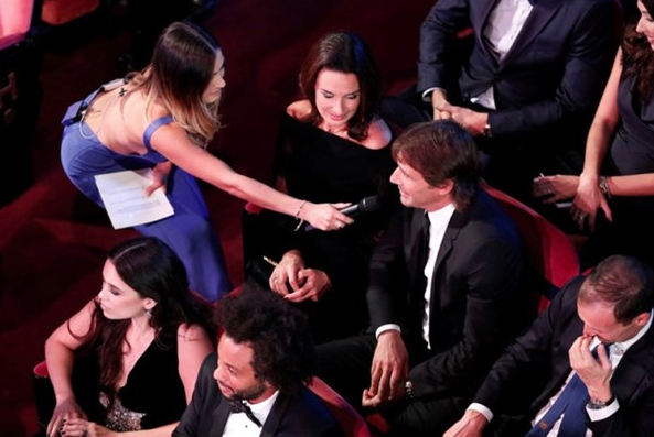 Güzel sunucu iki efsanenin aklını başından aldı - Resim: 2