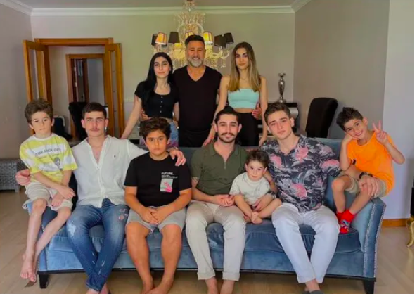 İzzet Yıldızhan çocukları kaç tane kızları kimdir kaç yaşında? - Resim: 0