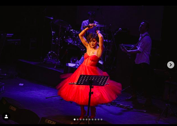 Melek Mosso konserinde bacağını açtı babayı alırsın dedi! - Resim: 4