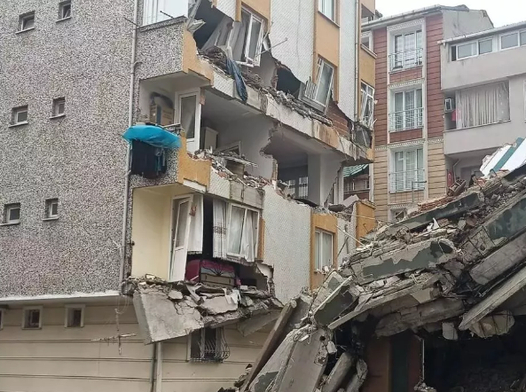 İstanbul'da vahim olay! Yıkılmak istenen bina, yan binaya büyük zarar verdi - Resim: 0