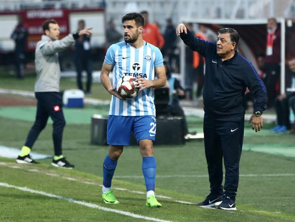 Yılmaz Vural'dan olay hareket! Efsanenin oğlunu omzunda taşıdı - Resim: 1