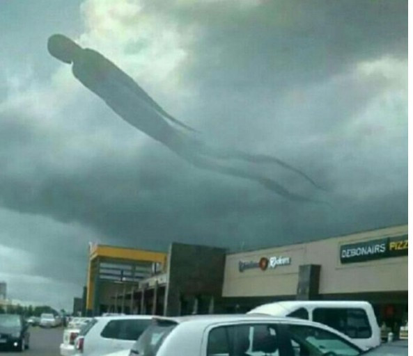 Gökyüzünde beliren şekle bakın yarım saat sonra kayboldu - Resim: 3