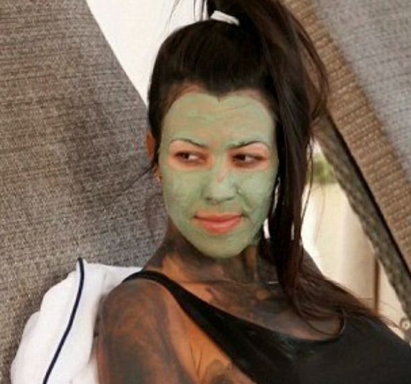 Kourtney Kardashian ve Kendall Jenner çamur banyosunda çare buldu! - Resim: 3