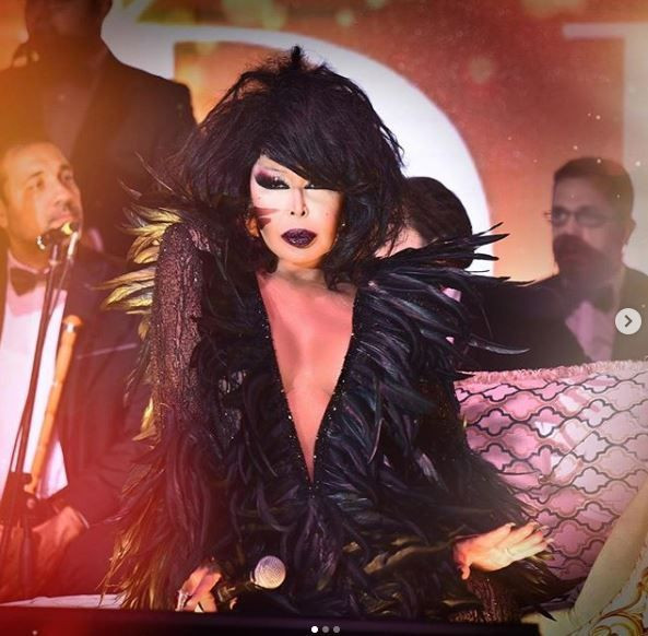 Diva Bülent Ersoy'u hayranı öpmek istedi! 'Yakışıklı çocukmuş, öp bari' - Resim: 1