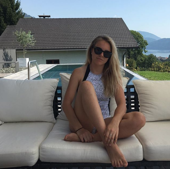 Tuvaletini yaparken fotoğraf paylaşan kayakçı şimdi de çırıl çıplak! - Resim: 2