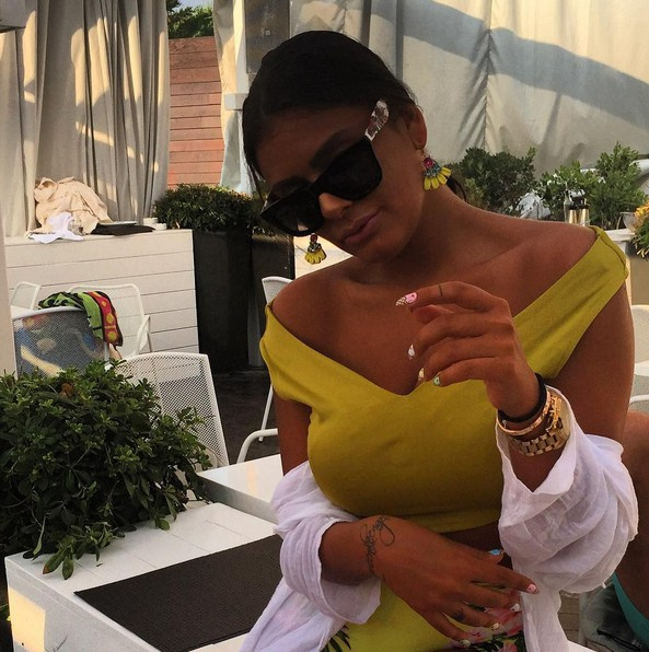 Yağmur Taktaş g-string ile yarı çıplak pozlar vermiş  - Resim: 1