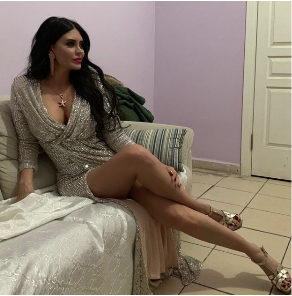 Ebru Polat ayna karşısında şov yaptı dekoltesi yok artık dedirtti - Resim: 4