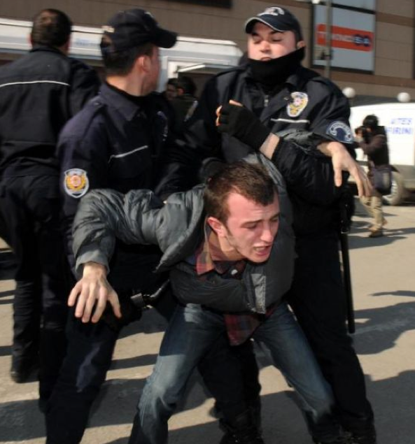 Polis öğrencileri fena dövdü - Resim: 3