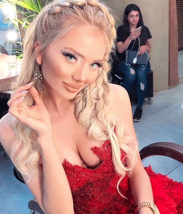 Cansu Taşkın'dan törene damga vuran dekolte - Resim: 2