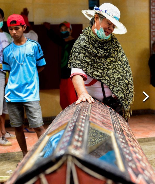 Fotoğraf çekilmek için ölüleri mezardan çıkarıyorlar! - Resim: 4