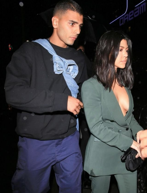 Kourtney Kardashian ceketin içine iç çamaşırı giymeyince... - Resim: 3