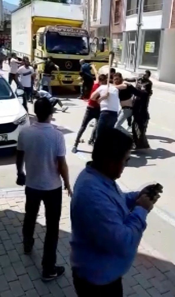 Beşik kertmesi gençler evlenmek istemeyince! Taşlı sopalı meydan kavgası çıktı - Resim: 3