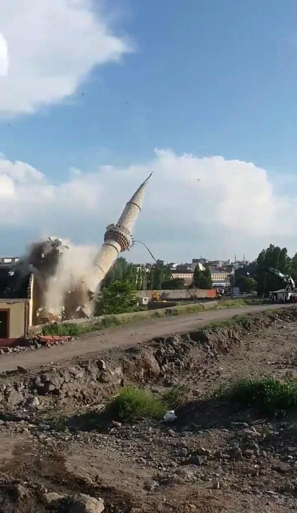 Kars'taki Bayrampaşa Cami'nin minaresinin yıkılma anı kamerada - Resim: 4