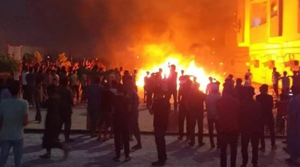 Libya karıştı... Hafter'in meclisini ateşe verdiler! Ortalık savaş alanına döndü - Resim: 1