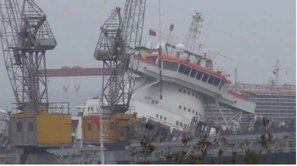 Tersanede panik! Gemi yan yattı - Resim: 3