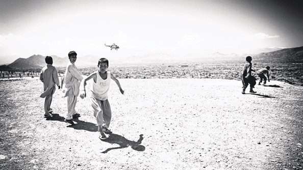 Ateş altında devam eden hayatlar - Resim: 1