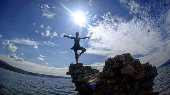 Avlu dizisinde yıldızı Selen Seyven ağaca çıkıp poz verdi! Hayranları şaşırdı - Resim: 4