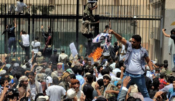 Yemen'de ABD Büyükelçiliğini bastılar! - Resim: 1