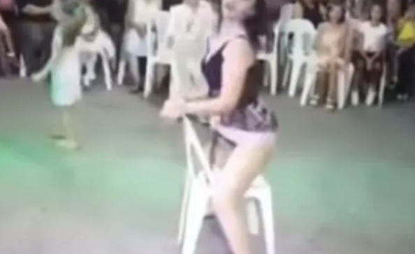 Köydeki sünnet düğününde twerk! Eteğini kaldırıp 'popo sallama' dansı olay - Resim: 2