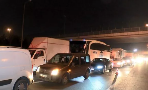 TEM'de sabah trafiğini kilitleyen kaza! Otomobil bariyere ok gibi saplandı - Resim: 1