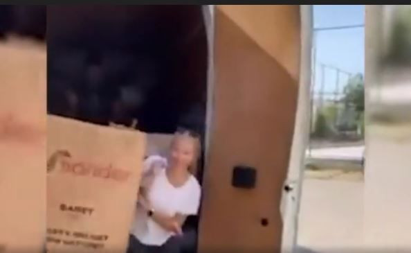 Burcu Esmersoy yangın bölgesine yardıma gitti! Kolileri tek tek taşıdı - Resim: 3