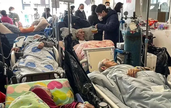 Çin’den korkunç görüntüler: Sokak ortasında ceset yakmaya başladılar - Resim: 2