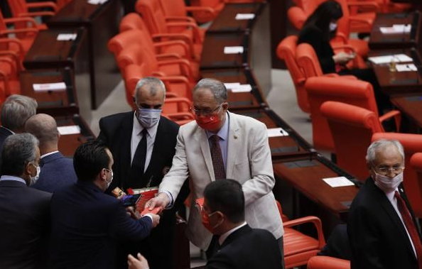 TBMM Genel Kurulu'nda maskeli oturum! Kırmızı ve mavi maske damga vurdu - Resim: 2