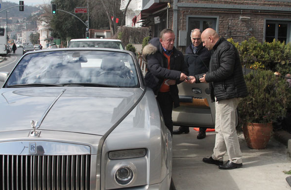 Ali Ağaoğlu bir tomar parayı cebine sığdıramadı! - Resim: 4