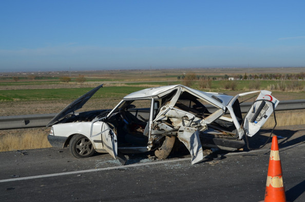 Aksaray'da feci kaza otomobilin aldığı şekil adeta kazayı özetledi - Resim: 0