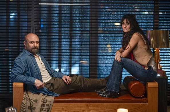 Halit Ergenç ve Tuba Büyüküstün'lü diziden ilk kareler geldi polemikler başladı: Kim bu gazeteci Hakan - Resim: 4