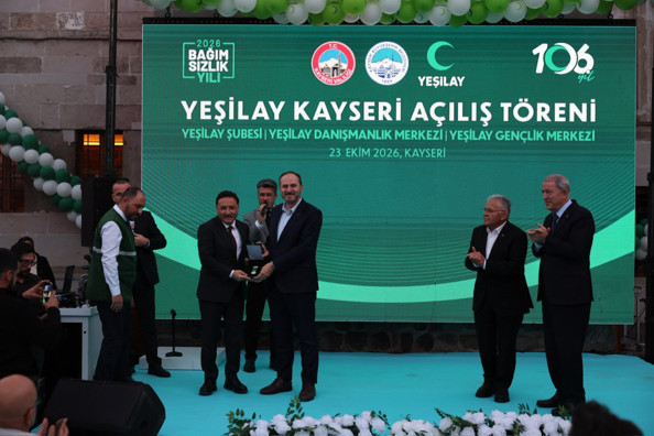 Vali G&ouml;kmen &Ccedil;i&ccedil;ek&rsquo;e Yeşilay&rsquo;dan &Uuml;st&uuml;n Hizmet Madalyası - Resim: 0