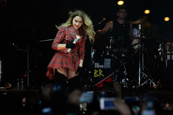 Hadise derin dekoltesiyle yürekleri hoplattı! - Resim: 4