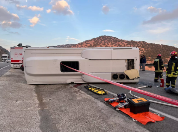 Denizli'de işçi servisi devrildi! Ölü ve yaralılar var - Resim: 0