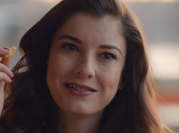 Çukur'un yıldızı flaşlar patlayınca utandı! Mini eteği gözleri şaşı etti - Resim: 3