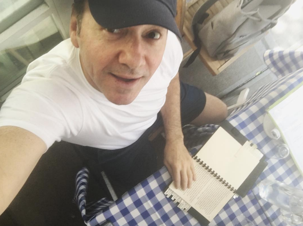 Ünlü oyuncu eşcinsel olduğunu açıkladı sosyal medya yıkıldı - Resim: 2