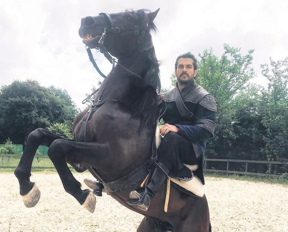 Burak Özçivit Diriliş Osman'a sıkı hazırlanıyor! Haftanın beş günü sekiz saat zorlu eğitim - Resim: 2